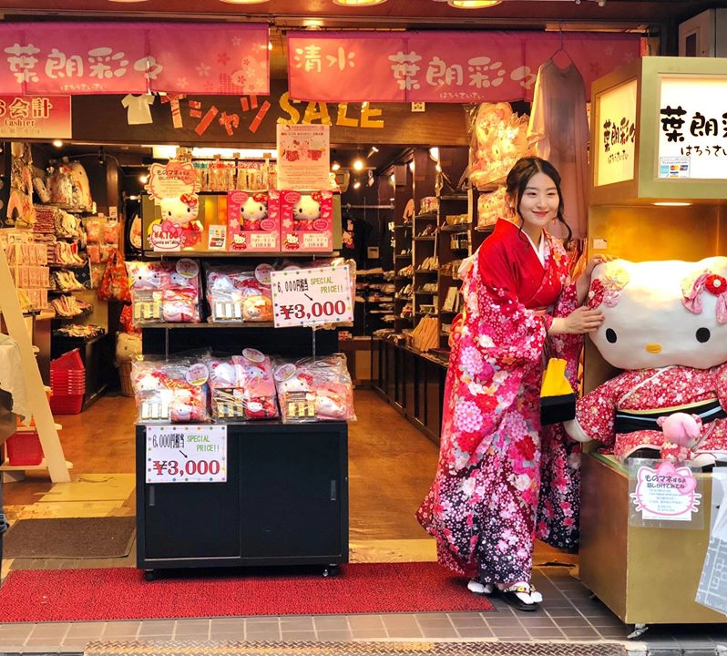 Một trong rất nhiều cửa hàng 2 bên đường đi bộ lên chùa Kiyomizu-dera. Một trong rất nhiều cửa hàng 2 bên đường đi bộ lên chùa Kiyomizu-dera.
