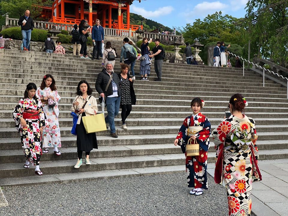 Các thiếu nữ mặc kimono chụp hình ở cổng chùa. Các thiếu nữ mặc kimono chụp hình ở cổng chùa.