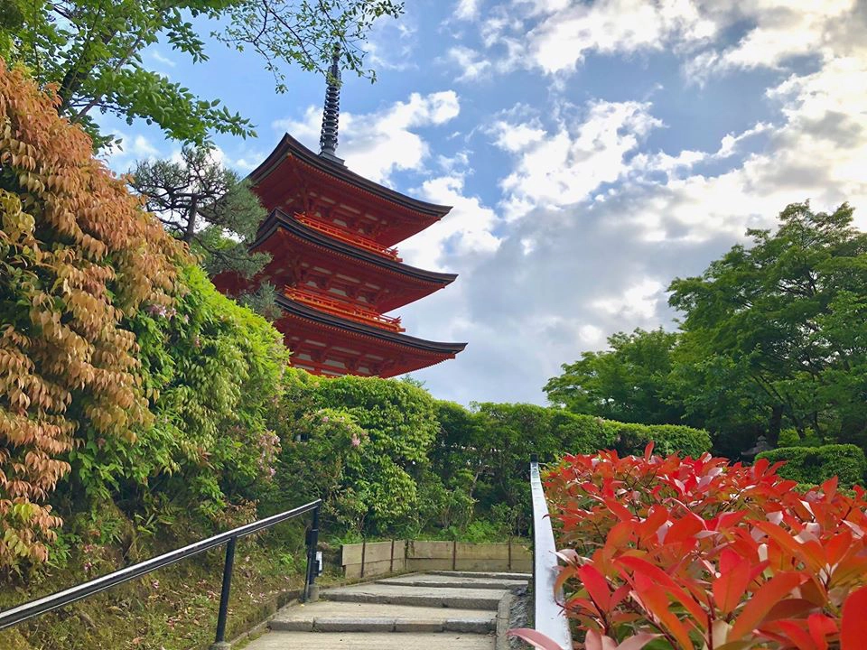 Tòa tháp nằm trên đường mòn sau chính điện Kiyomizu-dera. Tòa tháp nằm trên đường mòn sau chính điện Kiyomizu-dera.