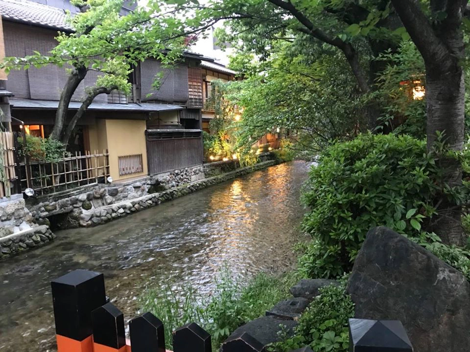 Một dòng suối nhỏ chảy trong lòng khu phố Gion. Một dòng suối nhỏ chảy trong lòng khu phố Gion.