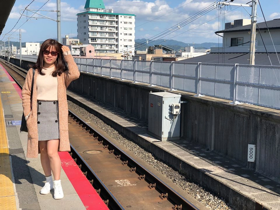 Đợi tàu San-in line ở Emmachi Station. Đợi tàu San-in line ở Emmachi Station.