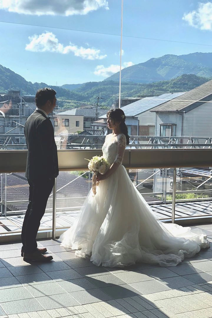 Đôi bạn trẻ đang chụp hình cưới tại Saga-Arashiyama station. Đôi bạn trẻ đang chụp hình cưới tại Saga-Arashiyama station.