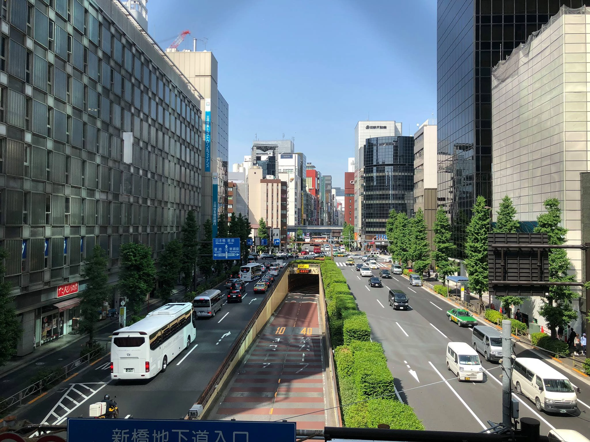 Đường phố Tokyo nhìn từ ga Shimbashi. Đường phố Tokyo nhìn từ ga Shimbashi.