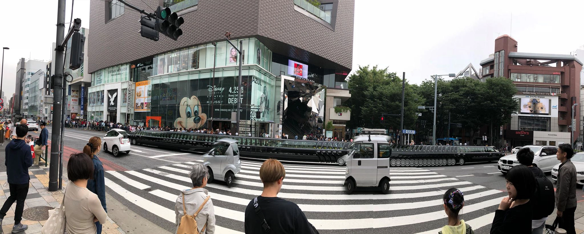 Dòng người xếp hàng dài trước một cửa hiệu thời trang ở Harajuku. Dòng người xếp hàng dài trước một cửa hiệu thời trang ở Harajuku.
