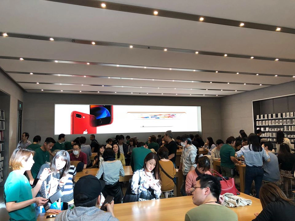 Bên trong Apple store ở Shibuya. Bên trong Apple store ở Shibuya.