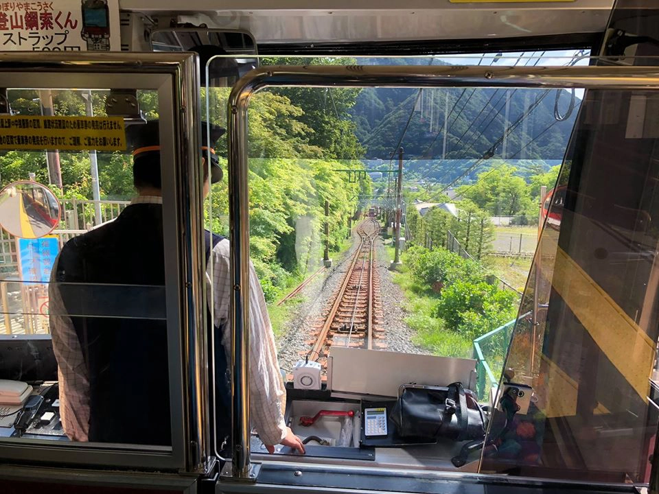Đi tàu leo núi có cáp kéo (Cablecar). Đi tàu leo núi có cáp kéo (Cablecar).