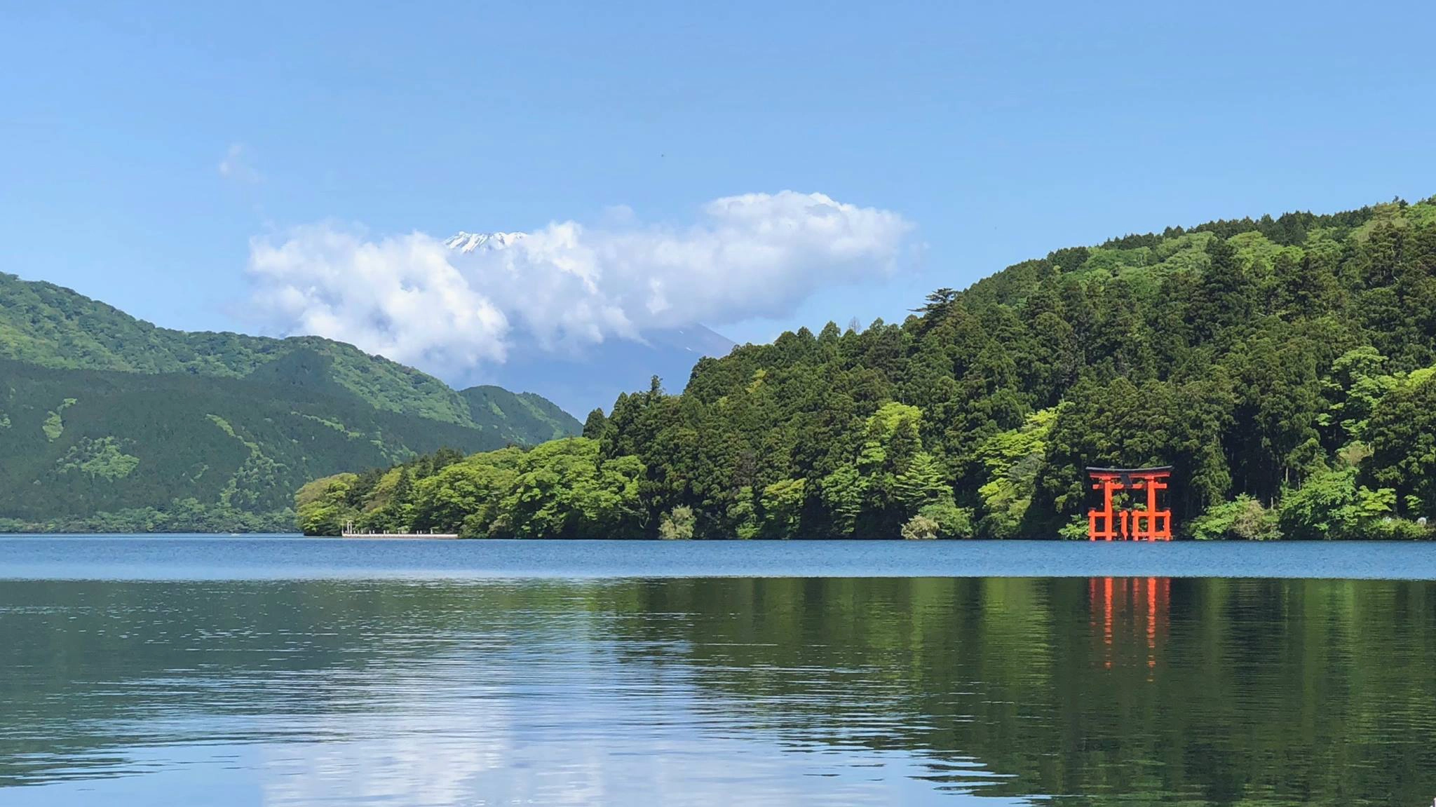 Núi Phú Sĩ và cổng Hakone Shrine Peace Torii trên mặt hồ Ashi. Núi Phú Sĩ và cổng Hakone Shrine Peace Torii trên mặt hồ Ashi.
