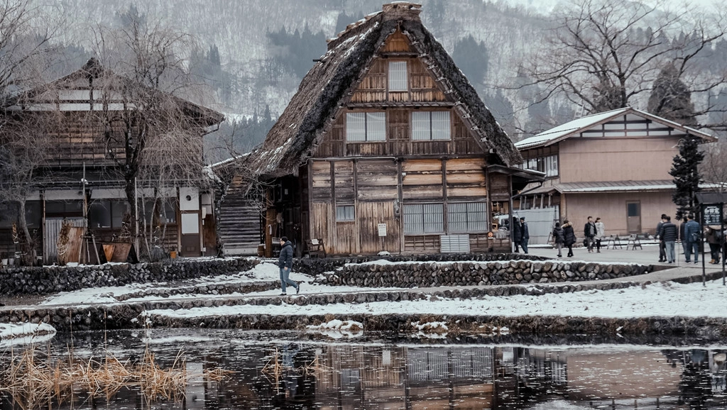 Ngôi làng Shirakawago như bước ra từ cổ tích giữa mùa đông tuyết trắng.