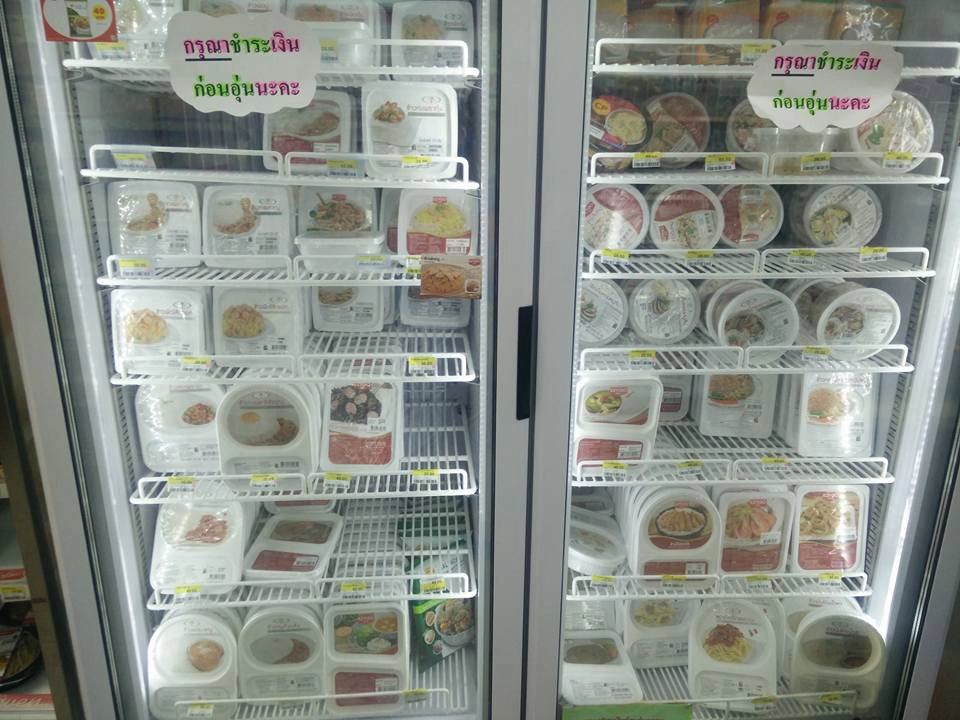     Ăn sáng ở 7eleven có nhiều lựa chọn cơm, mì bún, mì gói. Ảnh: Hòa Bùi