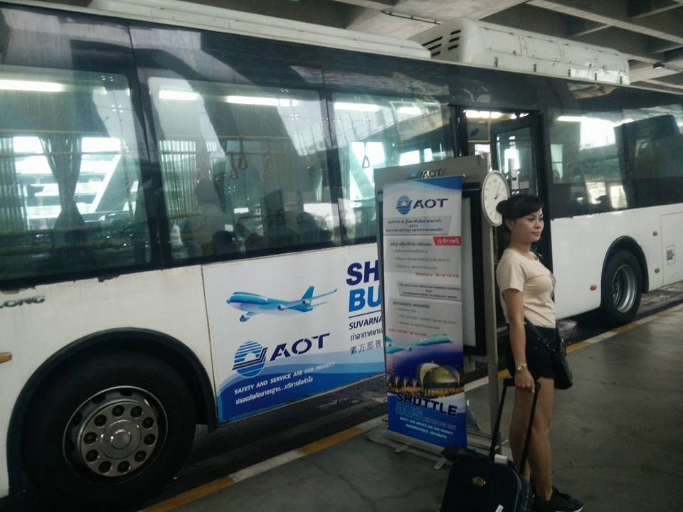     Đi shuttle bus ở ngoài sảnh máy bay. Ảnh: Hòa Bùi