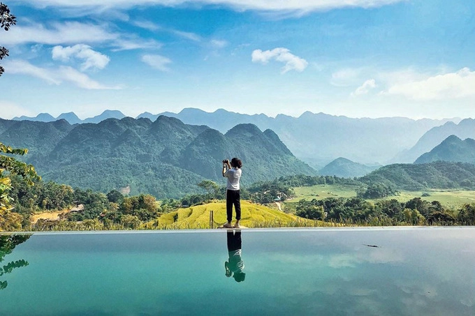 Hồ bơi vô cực của một khu nghỉ dưỡng nhìn bao quát cảnh ruộng bậc thang và rừng núi, sáng sớm còn có thể ngắm biển mây, là nơi nhiều du khách trong và ngoài nước check-in. Ảnh: leesunhy.