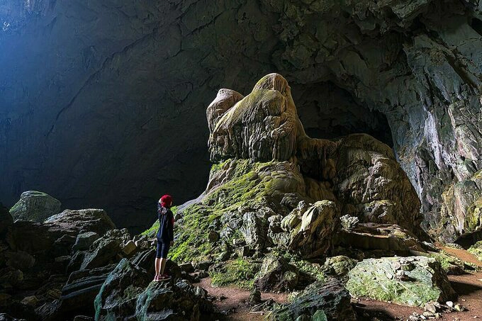 Hang là nơi trú ngụ của một số loài dơi nên được đặt tên từ đó, có nhiều khối nhũ đá khổng lồ hình thù độc đáo. Ảnh: Shutterstock/Le Minh Ty.