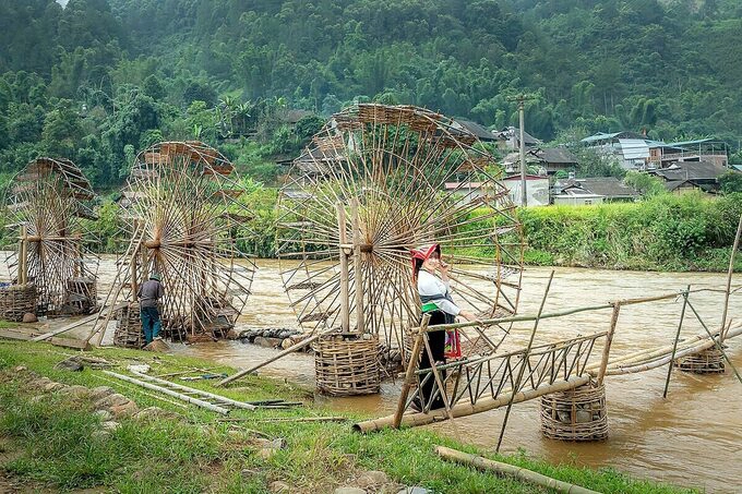      "Coọng nước" trong tiếng dân tộc Thái là những guồng nước được làm thủ công phục vụ thủy lợi của bà con nơi đây, đồng thời là khung cảnh ấn tượng của Pù Luông. Ảnh: Shutterstock/Quang nguyen vinh.