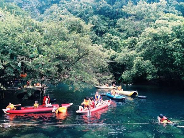 Quảng Bình - khúc ruột miền Trung, là nơi sơn thủy hữu tình, có nhiều danh lam thắng cảnh say lòng người. Quảng Bình - khúc ruột miền Trung, là nơi sơn thủy hữu tình, có nhiều danh lam thắng cảnh say lòng người.