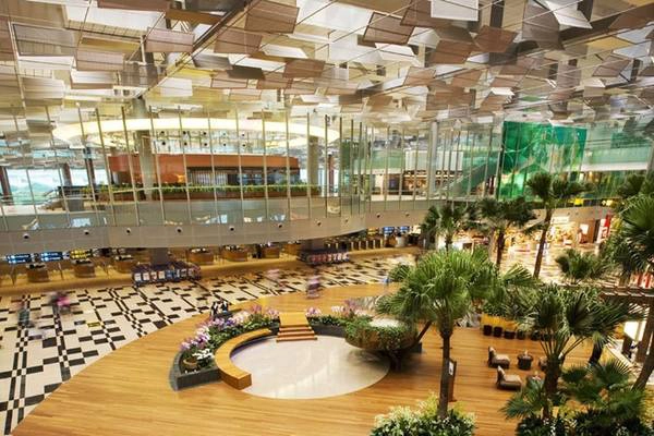 Sân bay Changi liên tiếp nhiều năm được đánh giá là sân bay tốt nhất thế giới, với cơ sở hạ tầng được đầu tư mạnh và chất lượng dịch vụ tuyệt hảo. Ảnh: Luxuo. Sân bay Changi liên tiếp nhiều năm được đánh giá là sân bay tốt nhất thế giới, với cơ sở hạ tầng được đầu tư mạnh và chất lượng dịch vụ tuyệt hảo. Ảnh: Luxuo.