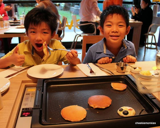 Nét đặc biệt của nhà hàng Slappy Cakes là du khách có thể tự chọn nguyên liệu và làm bánh theo sở thích của mình. Ảnh: cheekiemonkie.net Nét đặc biệt của nhà hàng Slappy Cakes là du khách có thể tự chọn nguyên liệu và làm bánh theo sở thích của mình. Ảnh: cheekiemonkie.net