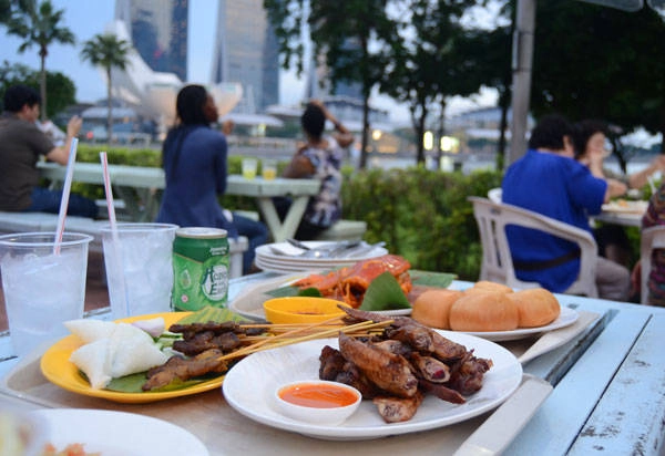 Nằm bên bờ sông, nhìn thẳng sang khách sạn Marina Bay Sands, khu ẩm thực này có vị trí rất đắc địa. Ảnh: Nguyên Chi Nằm bên bờ sông, nhìn thẳng sang khách sạn Marina Bay Sands, khu ẩm thực này có vị trí rất đắc địa. Ảnh: Nguyên Chi