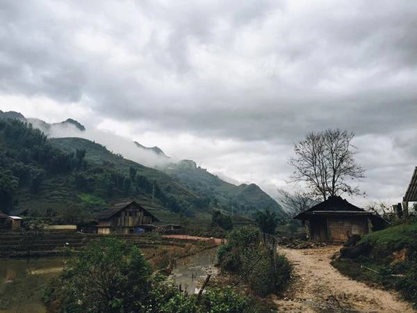 Với quỹ thời gian eo hẹp một ngày, bạn chỉ nên chọn một trong hai bản làng Tả Van hoặc bản Cát Cát để thăm thú. Bản Cát Cát gần trung tâm hơn, bạn có thể đi bộ xuống. Bản có danh thắng thác Tình Yêu, và là nơi sinh sống của bà con dân tộc. Bạn có thể khám phá cách họ dệt vải, nhuộm vải, làm trang sức bằng đồng…