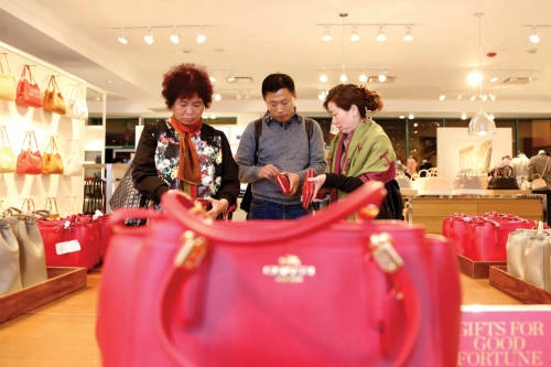 Khách mua hàng ở outlet có thể dùng cả tiền mặt lẫn thẻ để thanh toán. Ảnh: thetubdoc. Khách mua hàng ở outlet có thể dùng cả tiền mặt lẫn thẻ để thanh toán. Ảnh: thetubdoc.
