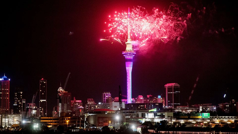 Pháo hoa chào mừng năm mới 2023 ở tháp Sky, tại Auckland New Zealand. Ảnh: AP.