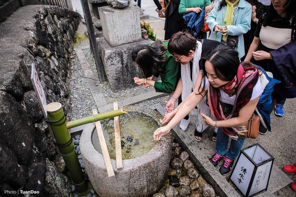 Trước khi lên đường vào chùa, du khách sẽ rửa tay và súc miệng tại một chậu nước lớn bằng đá gọi là temizuya nằm ở bên đường Sando. Hành động này mang ý nghĩa là gột rửa bản thân trước khi vào trong chùa. Trước khi lên đường vào chùa, du khách sẽ rửa tay và súc miệng tại một chậu nước lớn bằng đá gọi là temizuya nằm ở bên đường Sando. Hành động này mang ý nghĩa là gột rửa bản thân trước khi vào trong chùa.