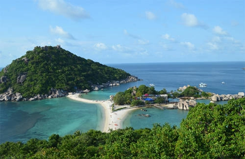 Đảo Koh Nangyuan nhìn từ view point trên cao - Cảm giác thật tuyệt khi đứng từ trên đỉnh nhìn xuống không gian bên dưới.