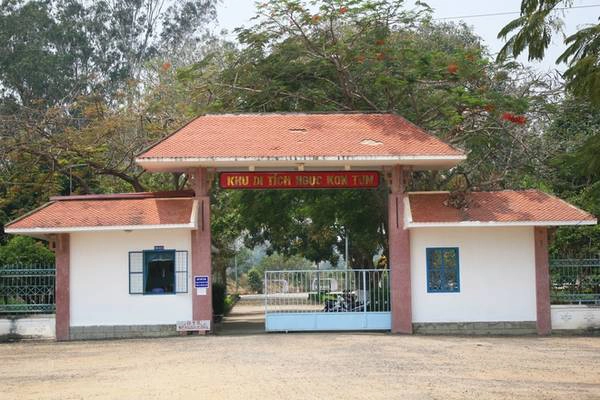 Nằm gần bảo tàng Kon Tum là nhà ngục Kon Tum, nơi từng giam giữ nhiều chiến sĩ yêu nước trong kháng chiến chống Pháp. Trong khuôn viên nhà ngục còn có hai ngôi mộ tập thể nằm cạnh dòng sông Đăk Blar. Nằm gần bảo tàng Kon Tum là nhà ngục Kon Tum, nơi từng giam giữ nhiều chiến sĩ yêu nước trong kháng chiến chống Pháp. Trong khuôn viên nhà ngục còn có hai ngôi mộ tập thể nằm cạnh dòng sông Đăk Blar.