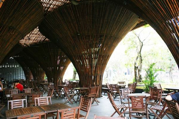 Trước khi kết thúc hành trình, bạn đừng quên ghé qua quán café Indochina nằm trên đường bờ kè, nhìn ra dòng sông Đăk Blak. Công trình ấn tượng này được xây dựng bằng tre nứa và chống đỡ bằng 15 chiếc nơm tre khổng lồ. Công trình đã được đề cử hạng mục “Building of the year” trên tạp chí Archdaily của Mỹ. Trước khi kết thúc hành trình, bạn đừng quên ghé qua quán café Indochina nằm trên đường bờ kè, nhìn ra dòng sông Đăk Blak. Công trình ấn tượng này được xây dựng bằng tre nứa và chống đỡ bằng 15 chiếc nơm tre khổng lồ. Công trình đã được đề cử hạng mục “Building of the year” trên tạp chí Archdaily của Mỹ.