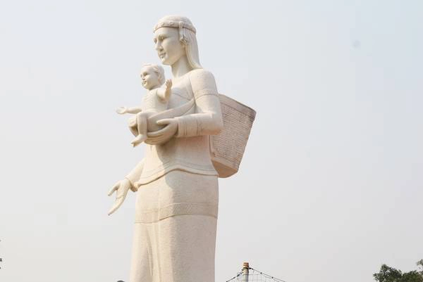 Bức tượng mẹ Maria là một trong những điểm nhấn tại tòa giám mục khi kết hợp hình ảnh phụ nữ Tây Nguyên với gù trên lưng và đứa con trên tay. Đây là minh chứng rõ nhất cho sự hòa hợp tư tưởng đạo-đời của tôn giáo tại vùng đất cao nguyên. Bức tượng mẹ Maria là một trong những điểm nhấn tại tòa giám mục khi kết hợp hình ảnh phụ nữ Tây Nguyên với gù trên lưng và đứa con trên tay. Đây là minh chứng rõ nhất cho sự hòa hợp tư tưởng đạo-đời của tôn giáo tại vùng đất cao nguyên.