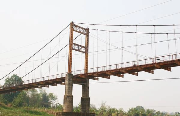 Bắc ngang qua dòng sông Đăk Bla là cầu treo Kon K’lor, cây cầu treo dây văng lớn nhất tỉnh Kon Tum. Cầu treo giúp trung chuyển, giao thương đi lại của bà con các dân tộc vào khu vực thành phố. Vào mùa khô, bạn có thể đi xuống lòng sông và ngắm cầu treo Kon K’lor từ dưới. Bắc ngang qua dòng sông Đăk Bla là cầu treo Kon K’lor, cây cầu treo dây văng lớn nhất tỉnh Kon Tum. Cầu treo giúp trung chuyển, giao thương đi lại của bà con các dân tộc vào khu vực thành phố. Vào mùa khô, bạn có thể đi xuống lòng sông và ngắm cầu treo Kon K’lor từ dưới.