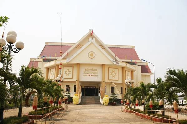 Nếu có thời gian, du khách nên dành chút thời gian khám phá bảo tàng Kon Tum. Đây là nơi trưng bày nhiều hiện vật có giá trị về vẻ đẹp của con người và vùng đất Tây Nguyên. Đồng thời, nơi đây có trưng bày một bộ tiêu bản động vật đặc hữu của vùng Tây Nguyên, thích hợp với du khách thích khám phá và tìm hiểu thiên nhiên. Nếu có thời gian, du khách nên dành chút thời gian khám phá bảo tàng Kon Tum. Đây là nơi trưng bày nhiều hiện vật có giá trị về vẻ đẹp của con người và vùng đất Tây Nguyên. Đồng thời, nơi đây có trưng bày một bộ tiêu bản động vật đặc hữu của vùng Tây Nguyên, thích hợp với du khách thích khám phá và tìm hiểu thiên nhiên.