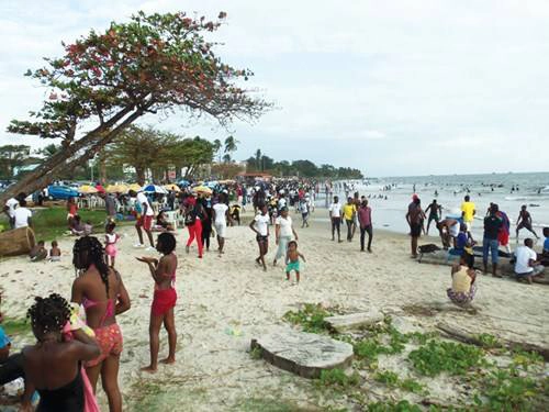 Bãi biển chiều cuối tuần Bãi biển chiều cuối tuần