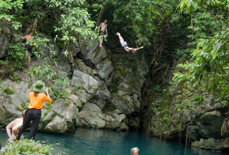 Màn “nhảy cầu” của du khách thích mạo hiểm.