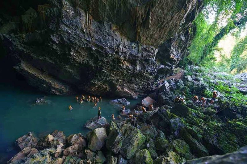 Du khách thỏa thích đam mê khám phá trong lòng hang Trạ Ang.