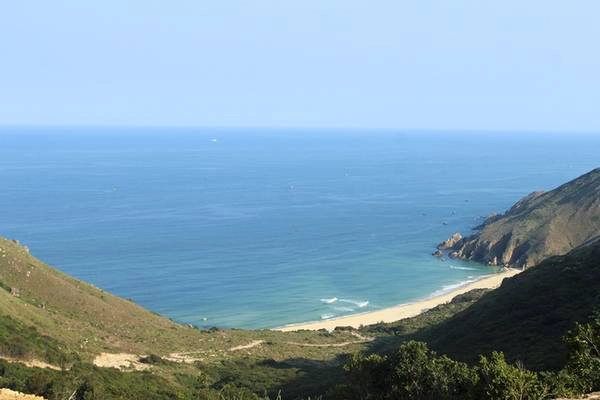 Bãi Kỳ Co thuộc địa phận xã Nhơn Lý, cách Quy Nhơn khoảng 25 km về phía đông bắc. Vì một mặt giáp biển, ba mặt còn lại là đồi núi, cảnh quan ở đây rất hoang sơ, sơn thủy hữu tình.