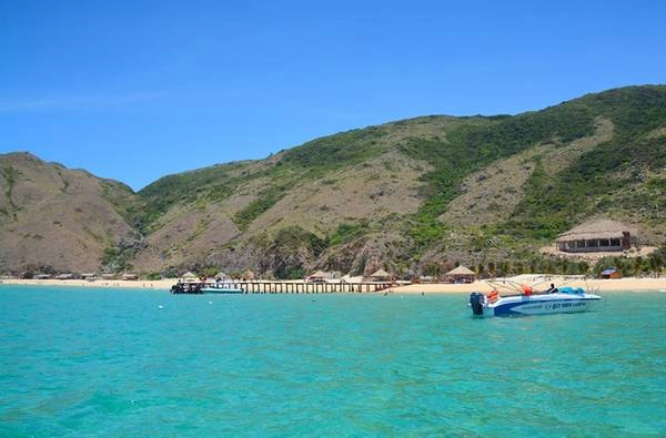 Thuộc xã Nhơn Lý, cách thành phố Quy Nhơn 25 km về phía đông bắc, Kỳ Co có một mặt giáp biển, 3 mặt là đồi núi. Ở đây luôn có dịch vụ cano hoặc ghe đưa khách từ Eo Gió ra Kỳ Co, trải nghiệm cảm giác lênh đênh trên sóng nước, ngắm cảnh núi non Nhơn Lý hùng vĩ. Thuộc xã Nhơn Lý, cách thành phố Quy Nhơn 25 km về phía đông bắc, Kỳ Co có một mặt giáp biển, 3 mặt là đồi núi. Ở đây luôn có dịch vụ cano hoặc ghe đưa khách từ Eo Gió ra Kỳ Co, trải nghiệm cảm giác lênh đênh trên sóng nước, ngắm cảnh núi non Nhơn Lý hùng vĩ.