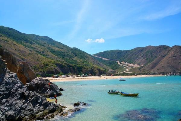 Nơi đây như được thiên nhiên ưu ái ban tặng khung cảnh hữu tình với dải cát cong cong như vầng trăng khuyết, cùng những mỏm đá nhấp nhô và màu nước biển xanh trong thấy cả đáy. Nơi đây như được thiên nhiên ưu ái ban tặng khung cảnh hữu tình với dải cát cong cong như vầng trăng khuyết, cùng những mỏm đá nhấp nhô và màu nước biển xanh trong thấy cả đáy.