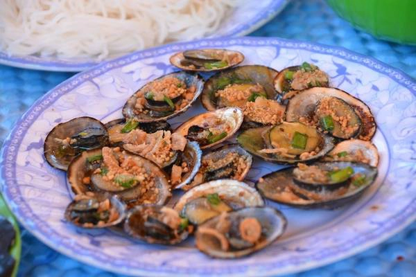 Bữa ăn ở Kỳ Co do chính người dân chài chuẩn bị từ hải sản (nghêu, sò, cá…) tươi ngon mới đánh bắt sẽ khiến bạn thêm yêu nơi này. Bữa ăn ở Kỳ Co do chính người dân chài chuẩn bị từ hải sản (nghêu, sò, cá…) tươi ngon mới đánh bắt sẽ khiến bạn thêm yêu nơi này.
