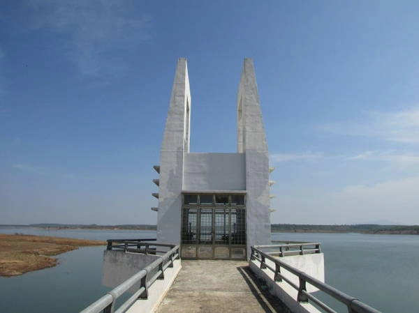 Tháp điều tiết nước hồ Sông Ray - Ảnh: Nguyễn Thiên Đăng