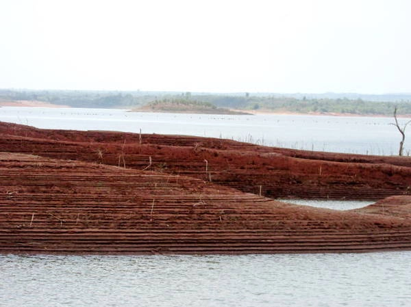 Một đôi mũi đất do sóng nước “gọt giũa” thành hình dáng như ruộng bậc thang - Ảnh: Nguyễn Thiên Đăng