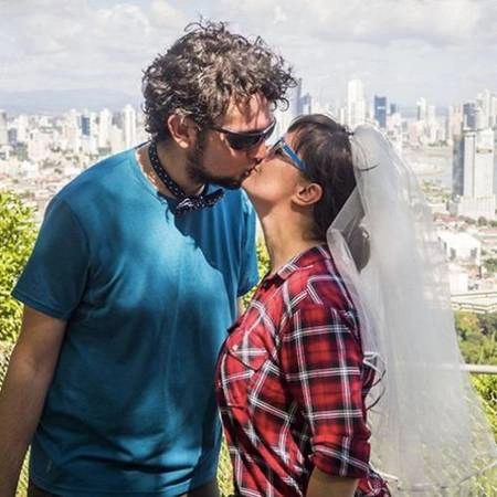 Karolina và Bartek không hề biết rằng tình yêu có thể đưa họ chu du tới hớn 40 quốc gia khác nhau. Tới năm 2014, Bartek cầu hôn Karolina tại Italy. Nhưng trước đó họ đã nghĩ tới kỳ trăng mật ... không bao giờ kết thúc. Karolina và Bartek không hề biết rằng tình yêu có thể đưa họ chu du tới hớn 40 quốc gia khác nhau. Tới năm 2014, Bartek cầu hôn Karolina tại Italy. Nhưng trước đó họ đã nghĩ tới kỳ trăng mật ... không bao giờ kết thúc.