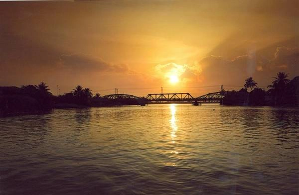 ...hay khi ánh hoàng hôn buông xuống. Ảnh: TranVanThoi. ...hay khi ánh hoàng hôn buông xuống. Ảnh: TranVanThoi.