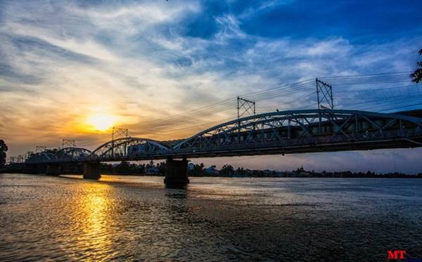“Cầu Ghềnh là công trình lớn có tầm cỡ thời bấy giờ ở toàn xứ Nam kỳ. Không chỉ dành cho xe lửa qua lại, cây cầu còn là huyết mạch giao thông của tuyến đường bộ Quốc lộ 1. Kiến trúc cổ kính, cầu vững chãi trường tồn cho đến tận ngày hôm nay, tạo nên một nét văn hóa rất riêng của vùng đất và con người Biên Hòa. " Ông Huỳnh Văn Sao, Trưởng ban Quý tế đình thờ Nguyễn Tri Phương bên cầu Ghềnh, phát triển trên báo Tuổi Trẻ. Ảnh: Mai Trần. “Cầu Ghềnh là công trình lớn có tầm cỡ thời bấy giờ ở toàn xứ Nam kỳ. Không chỉ dành cho xe lửa qua lại, cây cầu còn là huyết mạch giao thông của tuyến đường bộ Quốc lộ 1. Kiến trúc cổ kính, cầu vững chãi trường tồn cho đến tận ngày hôm nay, tạo nên một nét văn hóa rất riêng của vùng đất và con người Biên Hòa. " Ông Huỳnh Văn Sao, Trưởng ban Quý tế đình thờ Nguyễn Tri Phương bên cầu Ghềnh, phát triển trên báo Tuổi Trẻ. Ảnh: Mai Trần.