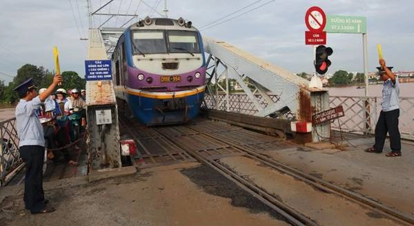 Trên cây cầu có đủ cả ba tuyến đường bộ, đường dành cho xe cơ giới và tuyến đường sắt Bắc - Nam. Ảnh: HuuThanh. Trên cây cầu có đủ cả ba tuyến đường bộ, đường dành cho xe cơ giới và tuyến đường sắt Bắc - Nam. Ảnh: HuuThanh.