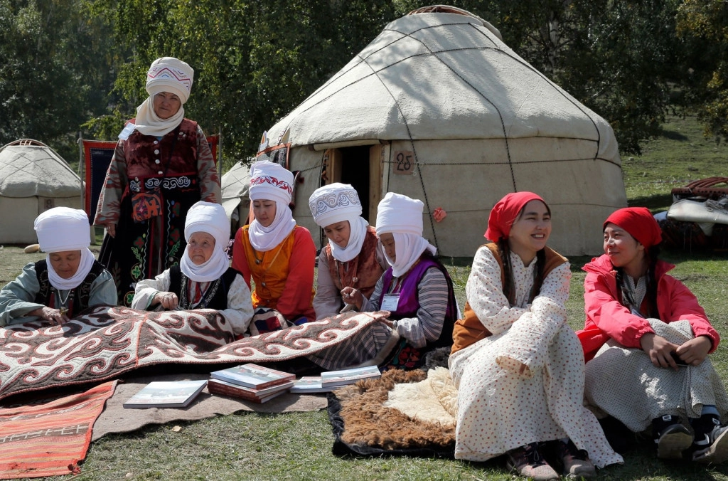 Các cô gái Kyrgyzstan đan thảm làm của hồi môn. Ảnh: dailysabah.com