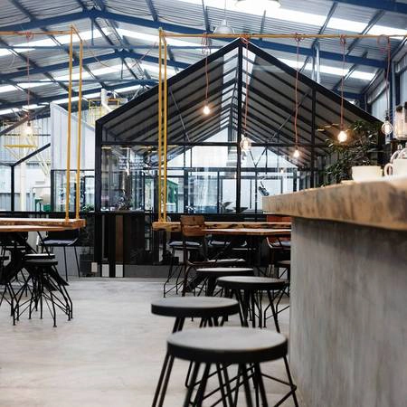 Trần nhà cao tạo cho không gian quán rộng và thoáng. Ảnh: Là Việt Coffee Trần nhà cao tạo cho không gian quán rộng và thoáng. Ảnh: Là Việt Coffee
