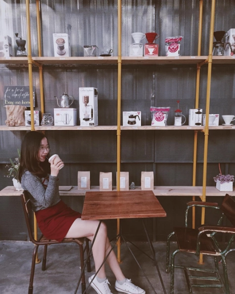Là Việt khá nổi tiếng trong giới trẻ Đà Lạt, thường xuyên là nơi tụ tập của khách du lịch cả trong và ngoài nước. Ảnh: heebb Là Việt khá nổi tiếng trong giới trẻ Đà Lạt, thường xuyên là nơi tụ tập của khách du lịch cả trong và ngoài nước. Ảnh: heebb
