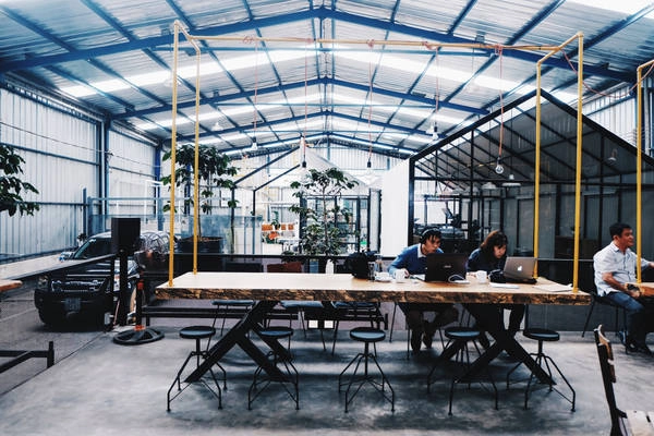 Quán có thiết kế khá Tây, sàn xi măng, xung quanh ốp tôn cảm giác như bước vào một container đậm tính nghệ thuật. Ảnh: venturology.org Quán có thiết kế khá Tây, sàn xi măng, xung quanh ốp tôn cảm giác như bước vào một container đậm tính nghệ thuật. Ảnh: venturology.org