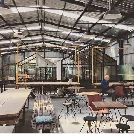 Bàn ghế theo kiểu workshop nên ngồi siêu thoải mái luôn. Ảnh: Là Việt Coffee Bàn ghế theo kiểu workshop nên ngồi siêu thoải mái luôn. Ảnh: Là Việt Coffee