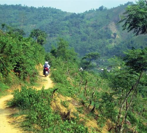 Đường vào bản quanh co uốn khúc Đường vào bản quanh co uốn khúc